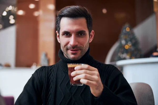 Feliz hombre elegante disfrutando de una bebida caliente en el hotel —  Fotos de Stock