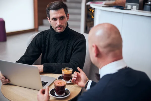 Joven hombre de negocios hablando con su pareja en un ambiente informal — Foto de Stock