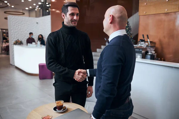 Due uomini felici che si stringono la mano dopo aver fatto accordo — Foto Stock