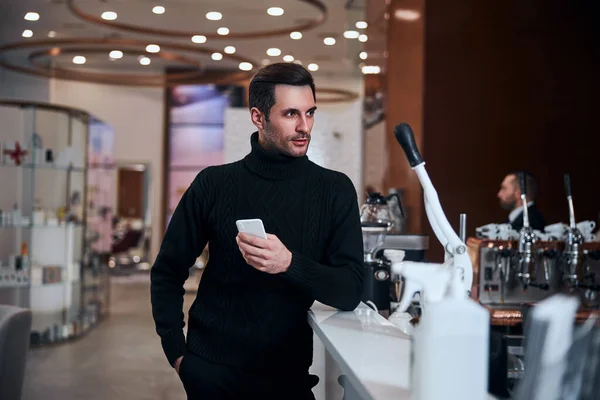 Vidám elegáns férfi okostelefonnal a bárban — Stock Fotó