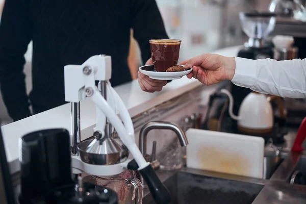 Homem comprando bebida quente no bar no café — Fotografia de Stock