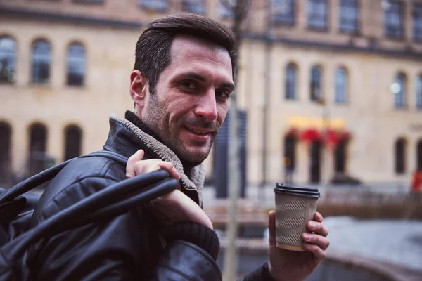 Щасливий молодий чоловік п'є каву на вулиці — стокове фото