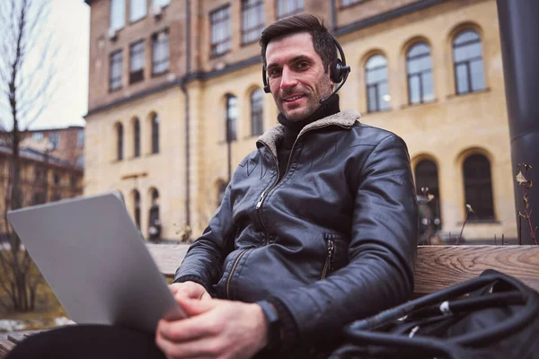 Hombre alegre comunicándose en línea en parte de la ciudad —  Fotos de Stock