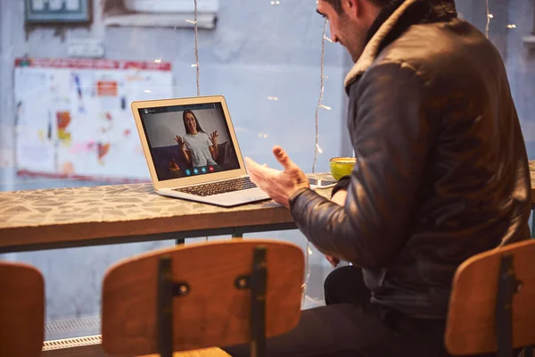 Hombre alegre comunicándose por vídeo en línea en la cafetería — Foto de Stock