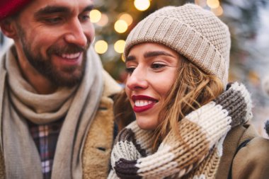 Mutlu çift kışı açık havada birlikte geçirir.