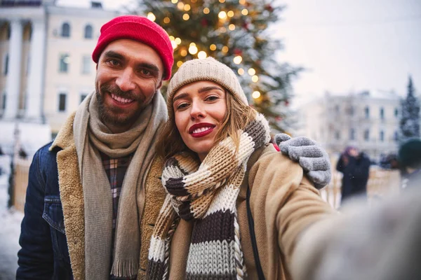 Jolly giovane coppia prendere selfie a albero di Natale all'aperto — Foto Stock