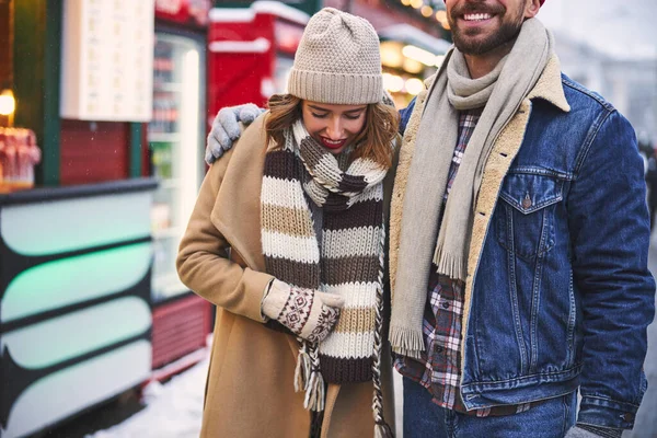 Coppia amorevole trascorrere felice giornata invernale in città — Foto Stock