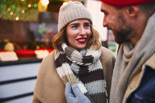 Felice femmina trascorrere le vacanze di Natale all'aperto con il fidanzato — Foto Stock
