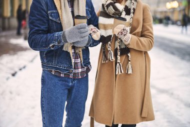 Erkek ve kadın soğuk bir günde kahve içiyor.