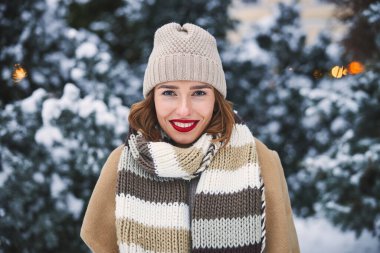 Kış ormanında gülümseyen güzel kadın