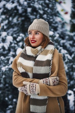 Mutlu güzel kadın, kış ormanında dinleniyor.