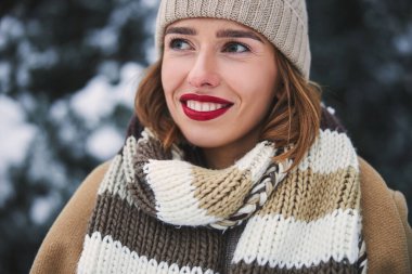 Dışarıda karlı bir günde mutlu genç bir bayan