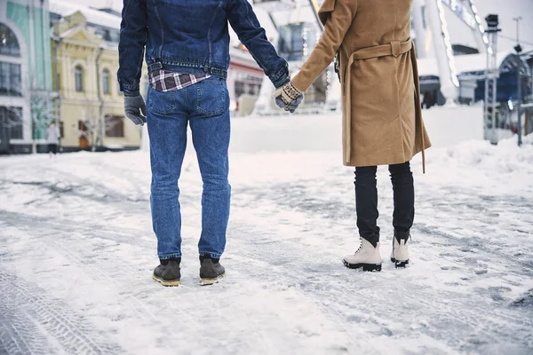 Verliefde man en vrouw wandelen in het centrum — Stockfoto