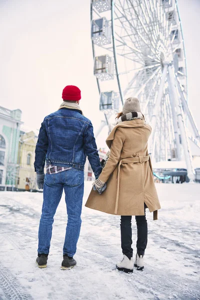 Elegante coppia incontri a ruota panoramica in inverno — Foto Stock