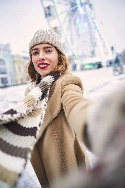 Dışarıda karlı bir günde selfie çeken mutlu güzel kadın. — Stok fotoğraf