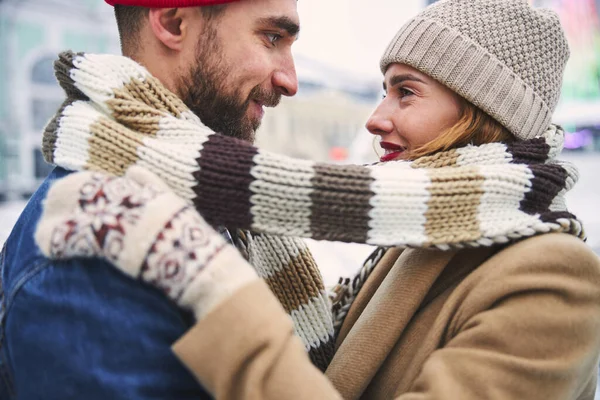 Felice coppia amorevole che abbraccia il giorno d'inverno — Foto Stock