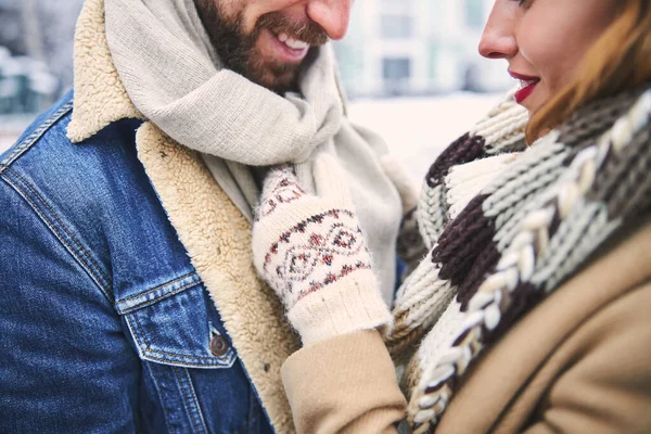 Romantyczne chwile młodej pary w zimie — Zdjęcie stockowe