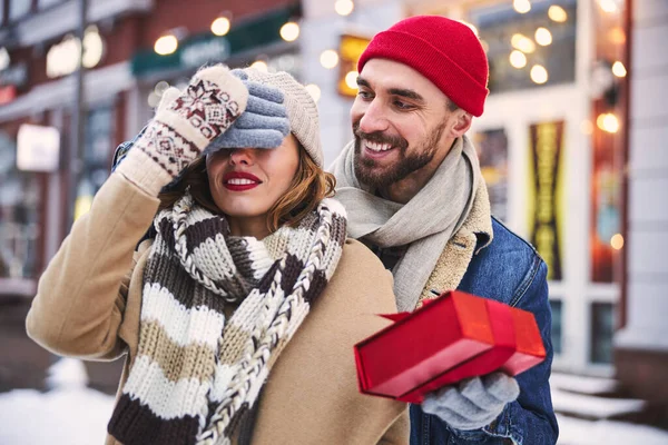 Felice uomo dando regalo di Natale per la fidanzata all'aperto — Foto Stock