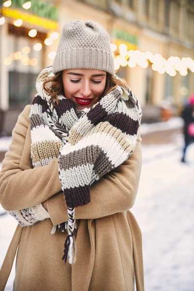 Neşeli genç kadın dışarıda karlı havanın tadını çıkarıyor. — Stok fotoğraf