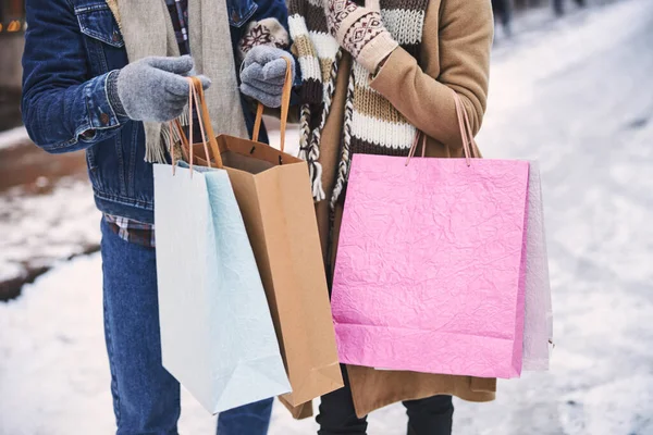 Amare coppia acquisto regali a vacanze di Natale all'aperto — Foto Stock