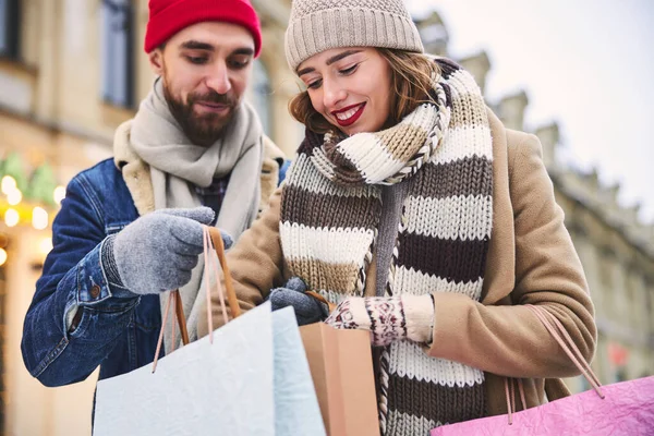 Felice coppia andare a fare shopping insieme prima di Natale — Foto Stock