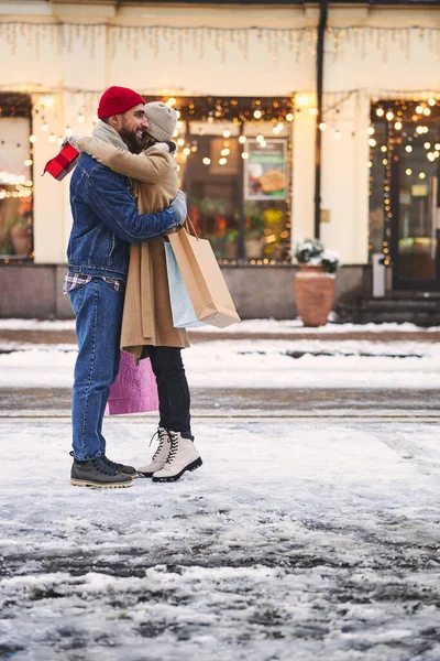 Szczęśliwa para przytula się na świeżym powietrzu w święta Bożego Narodzenia — Zdjęcie stockowe