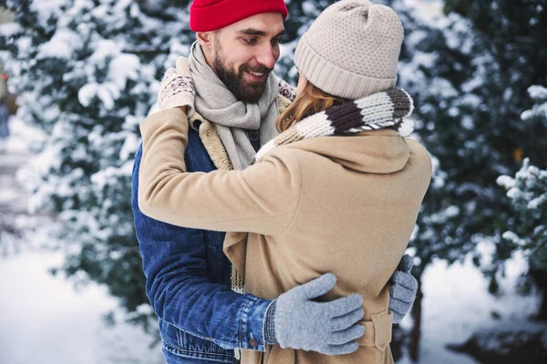 Pasangan muda bahagia berkencan di hutan musim dingin — Stok Foto