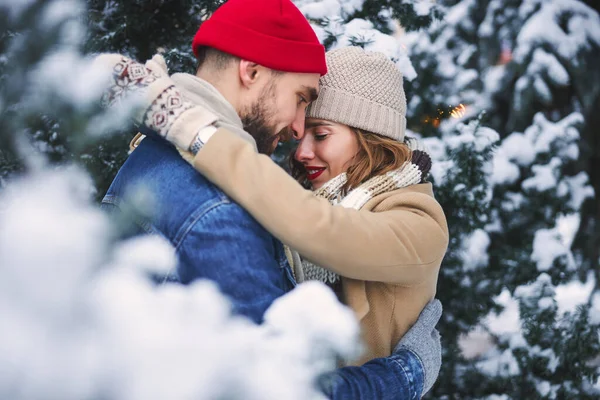 Happy couple in love in winter forest — Stock Photo, Image