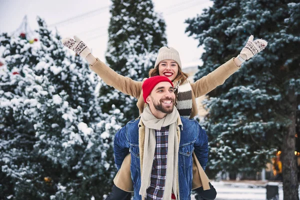 Felice femmina divertirsi con il fidanzato in legno invernale — Foto Stock