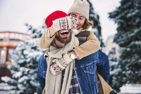 Szczęśliwa para ciesząca się śnieżną pogodą w parku — Zdjęcie stockowe
