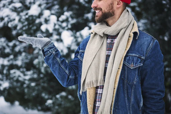 Щасливий чоловік насолоджується сніжною погодою в лісі — стокове фото