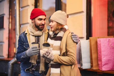 Şehirdeki gençlerin romantik randevuları