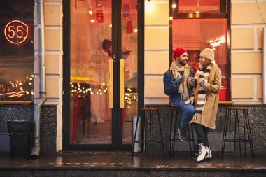 Mutlu gençler şehirde romantik anlar yaşıyor.