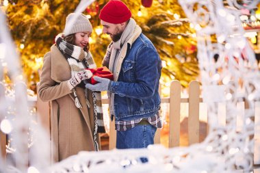 Şehir merkezinde mutlu bir çift yeni yılı kutluyor.