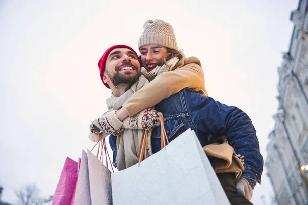 Coppia Jolly andare a fare shopping durante le vacanze invernali — Foto Stock