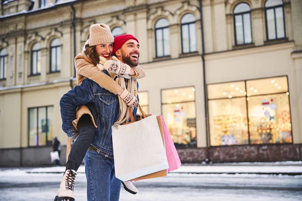 Buon giovane coppia andare a fare shopping il giorno d'inverno — Foto Stock