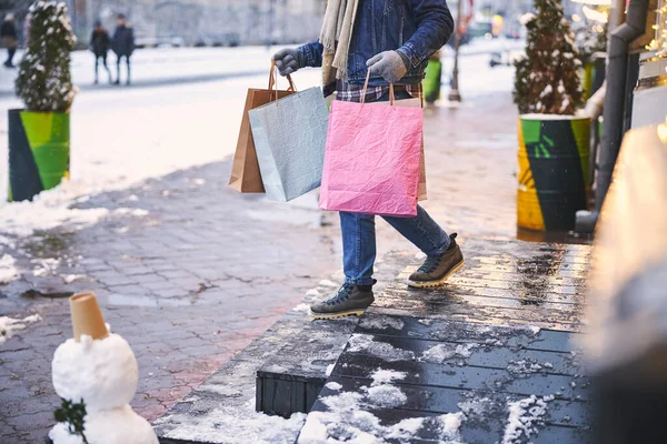 Stylowy mężczyzna idzie na zakupy w zimie na świeżym powietrzu — Zdjęcie stockowe