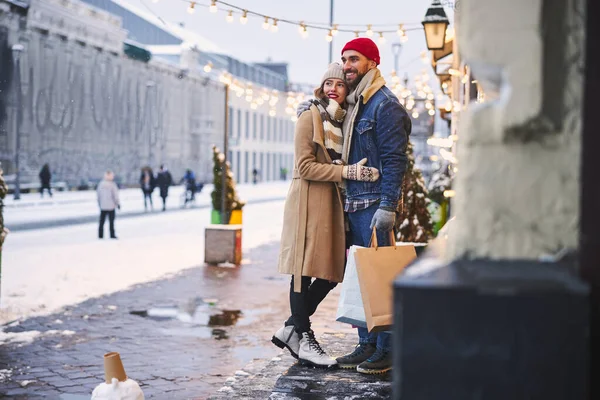 Felice giovane coppia incontri in città illuminata inverno — Foto Stock