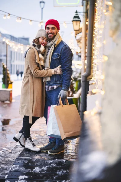 Giovane gioioso incontri con la ragazza nella città invernale — Foto Stock