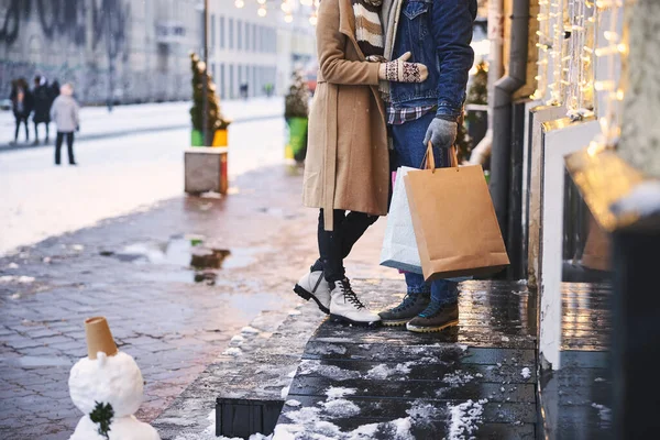 Sevgili çift kış tatilinde hediye alıyor. — Stok fotoğraf