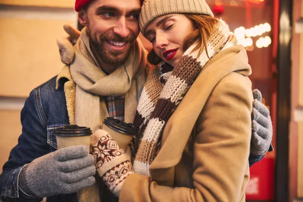 Momenti felici di giovane coppia con bevande calde — Foto Stock