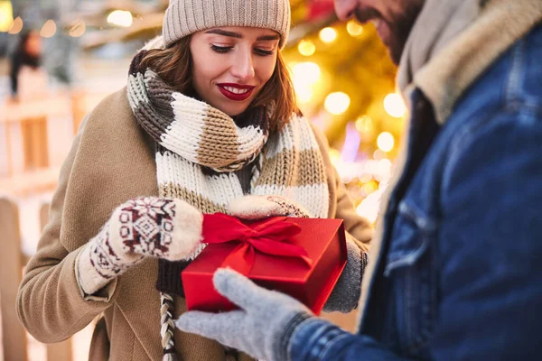 Mutlu kadın dışarıda erkek arkadaşından Noel hediyesi alıyor. — Stok fotoğraf
