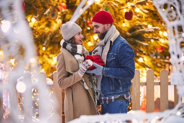 Momenti magici di coppia amorevole a Natale all'aperto — Foto Stock