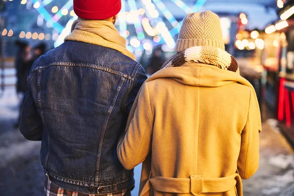 Kochająca para spacerująca po mieście podczas ferii zimowych — Zdjęcie stockowe