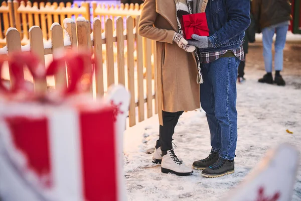 Noel 'i dışarıda kutlayan sevecen erkek ve kadın — Stok fotoğraf