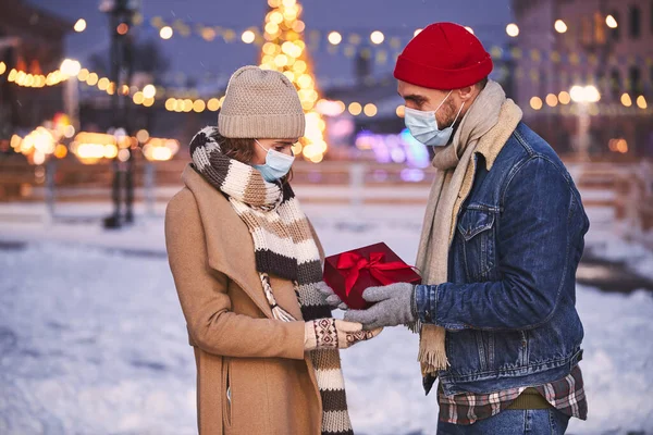 Coppia amorevole all'albero di Natale in città durante la pandemia — Foto Stock