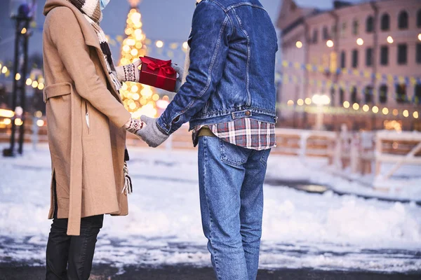 Coppia romantica a Capodanno all'aperto — Foto Stock