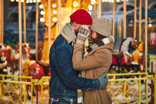 Szczęśliwa troskliwa para randkująca w Merry go round — Zdjęcie stockowe