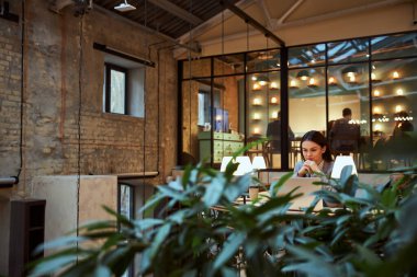 Ciddi esmer kadın düşüncelerinin derinliklerinde.