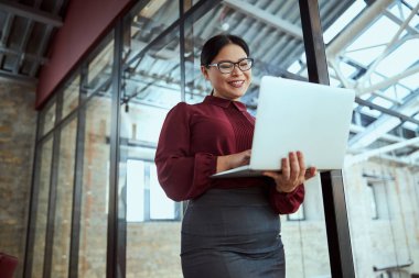 Partneriyle görüntülü görüşme yapan neşeli uluslararası kadın